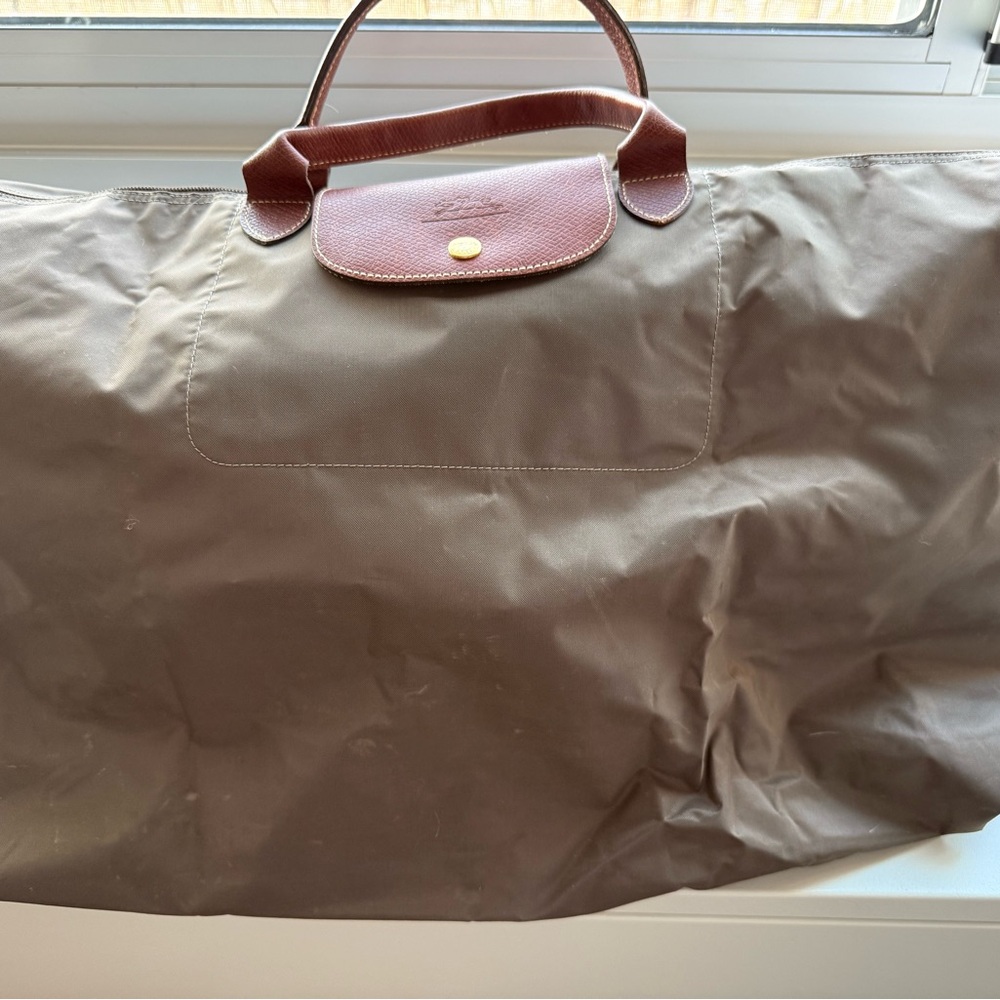 Longchamp Pliage bag. This bag is preowned in very good condition.